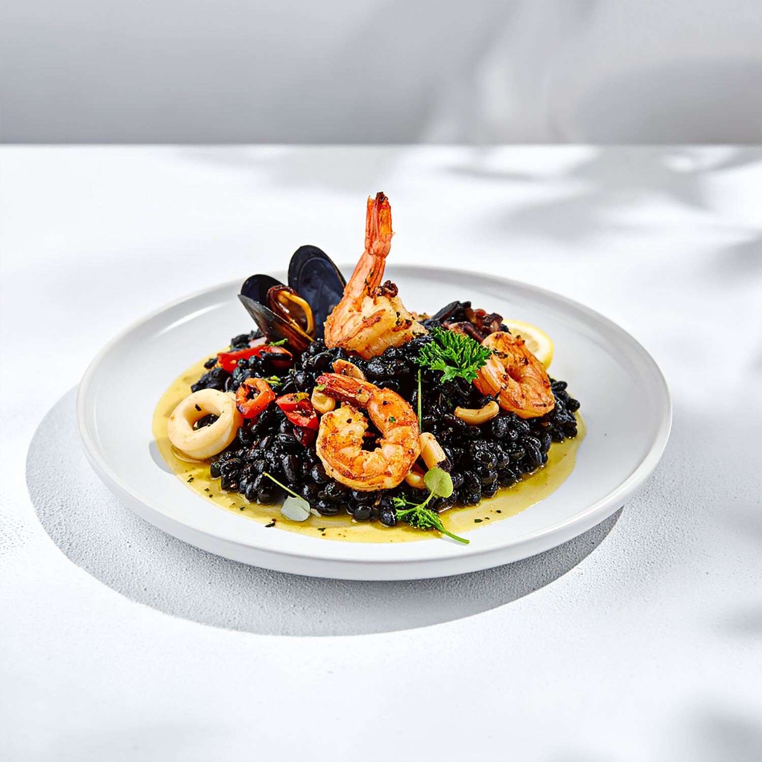 Fregola_Schwarz Fregola Sarda ai Frutti di Mare mit Scampi und mediterranen Kräutern